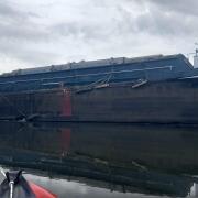 Un gros bateau type péniche