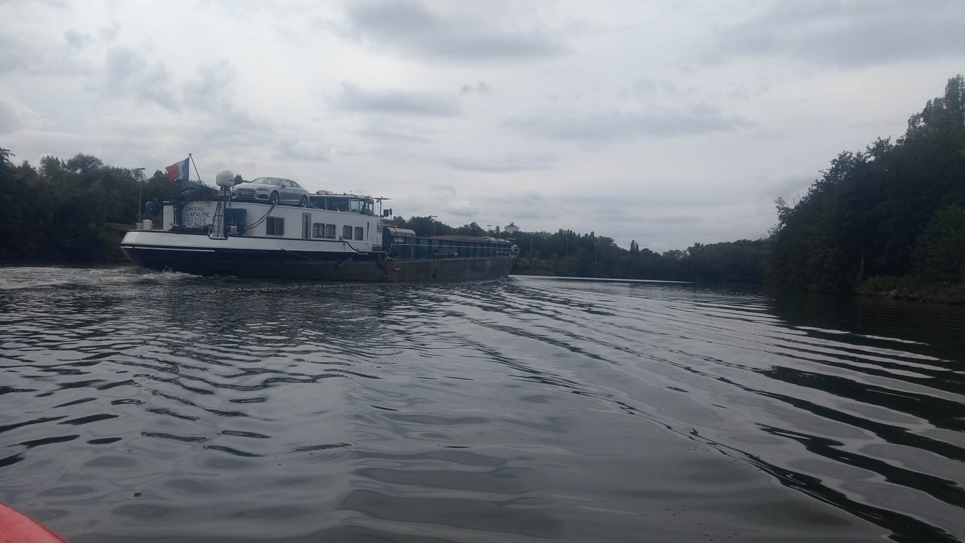 Un gros bateau type péniche