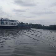 Un gros bateau type péniche