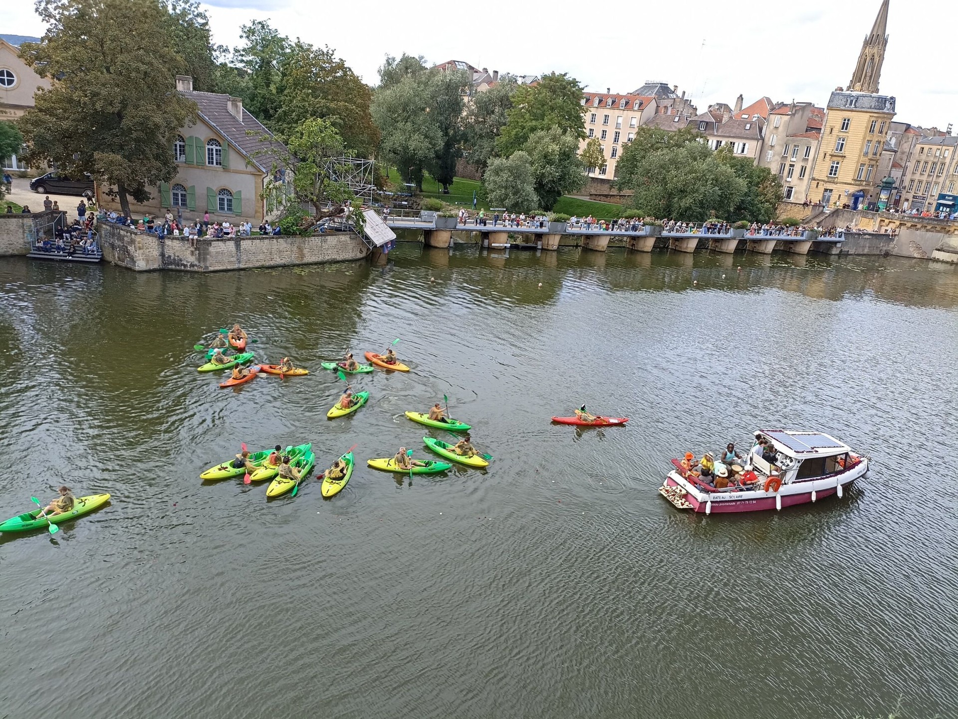 La parade nautique sur le plan d'eau à Metz