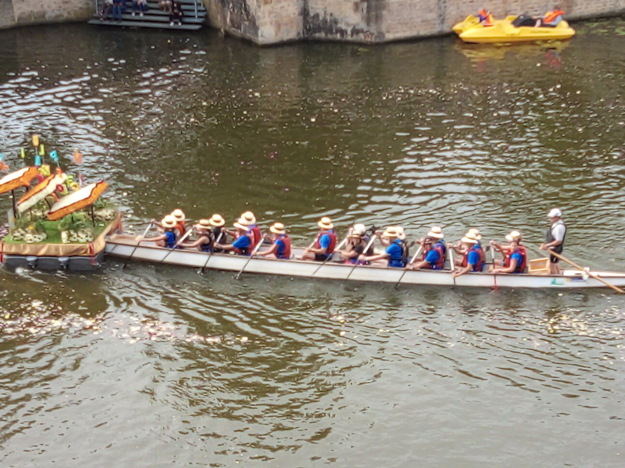 La parade nautique sur le plan d'eau à Metz