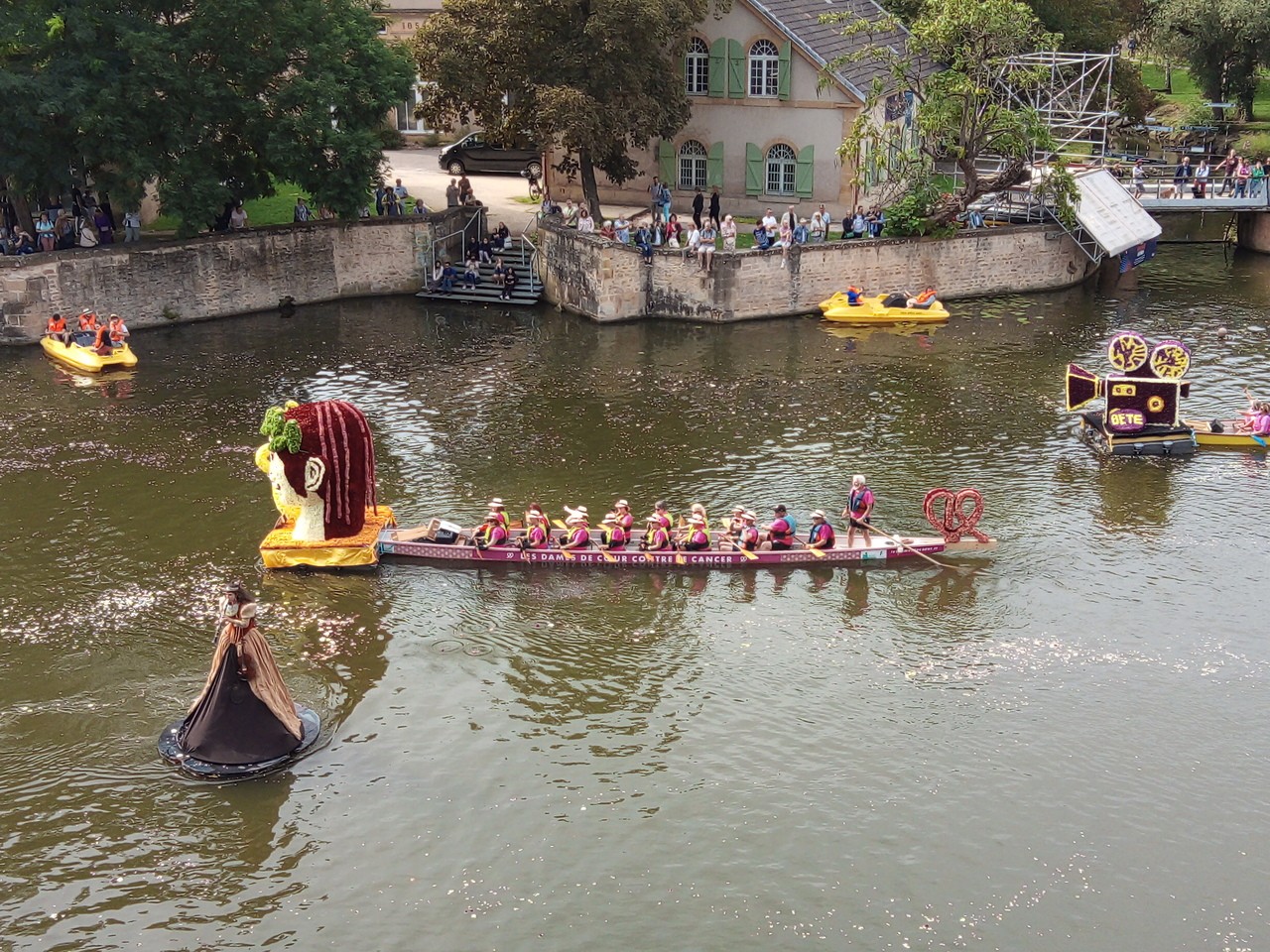 La parade nautique sur le plan d'eau à Metz