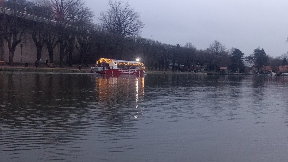 Metz Noël 2023 le traineau flottant du Père Noël