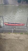 Ponton qui mène au stade d'eau vive du club de kayak